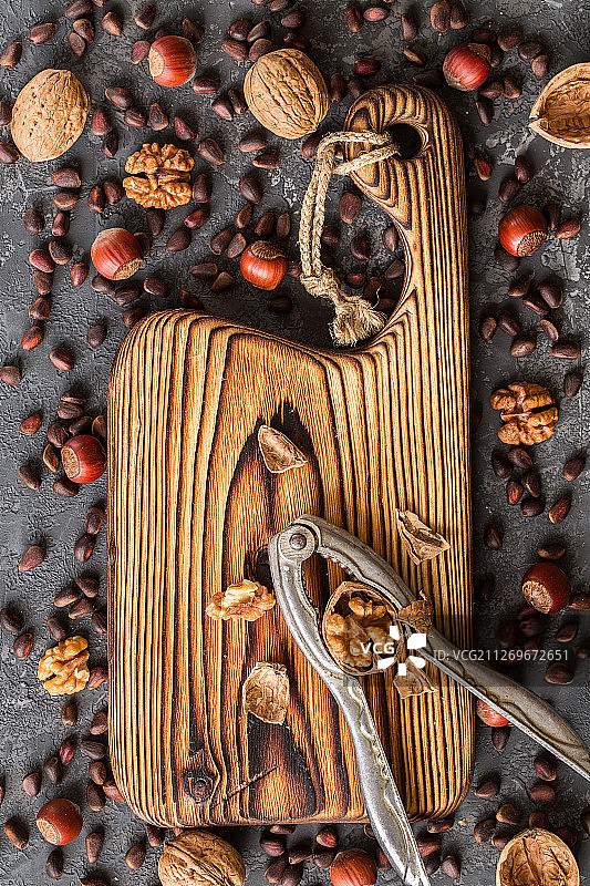 砧板、胡桃夹子和坚果的俯视图图片素材