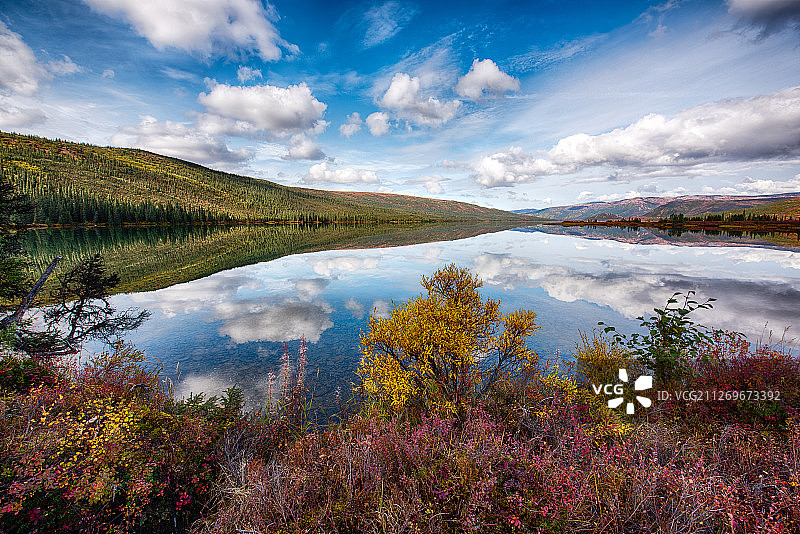 美国伊利诺伊州德纳里国家公园奇迹湖的宁静秋日图片素材