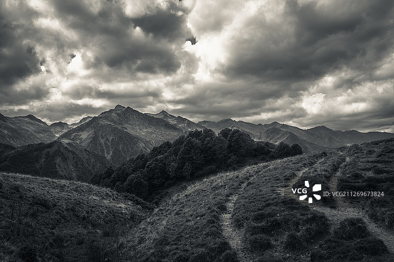 黑白山景上的暴风云图片素材