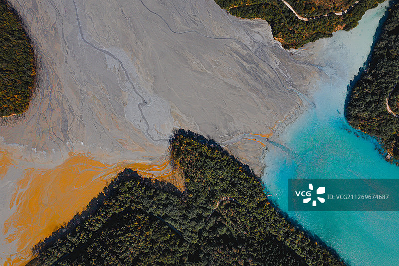 陆地、森林和水域鸟瞰图图片素材