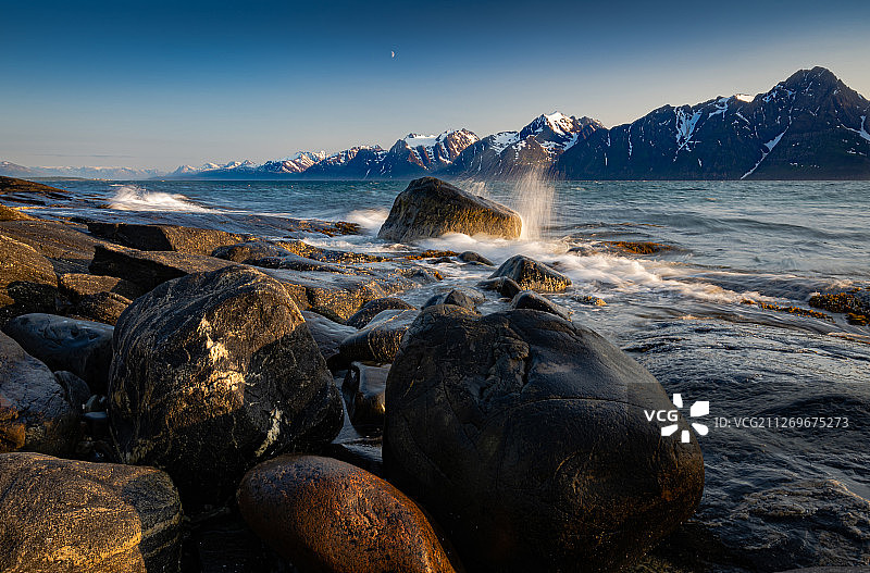 挪威特罗姆斯郡斯托斯莱特海边的岩石山脉景观图片素材