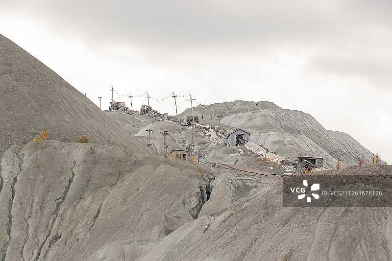 贫瘠山地中废弃的矿业建筑图片素材