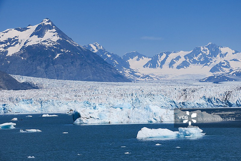美国阿拉斯加州瓦尔迪兹哥伦比亚冰川和雪山景观图片素材