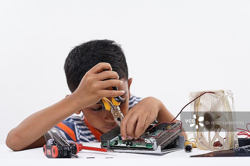 男孩在做学校科学项目图片素材