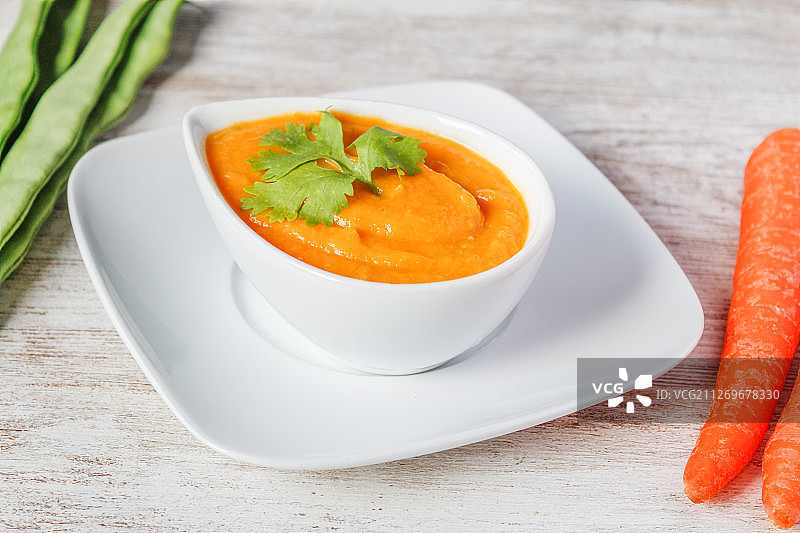 奶油胡萝卜、南瓜和豆类浓汤图片素材