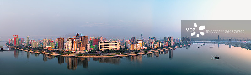 朝鲜平壤大同江畔城市风光高视角全景图图片素材