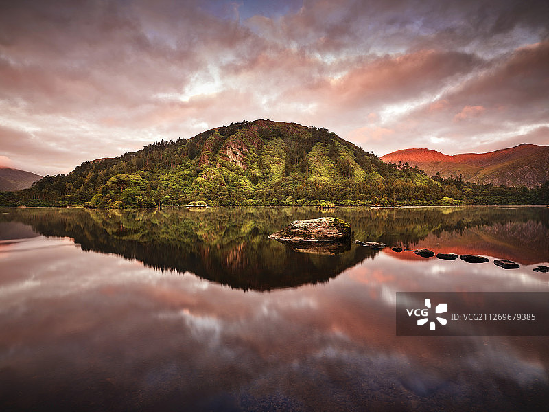 爱尔兰湖面倒映的山景图片素材