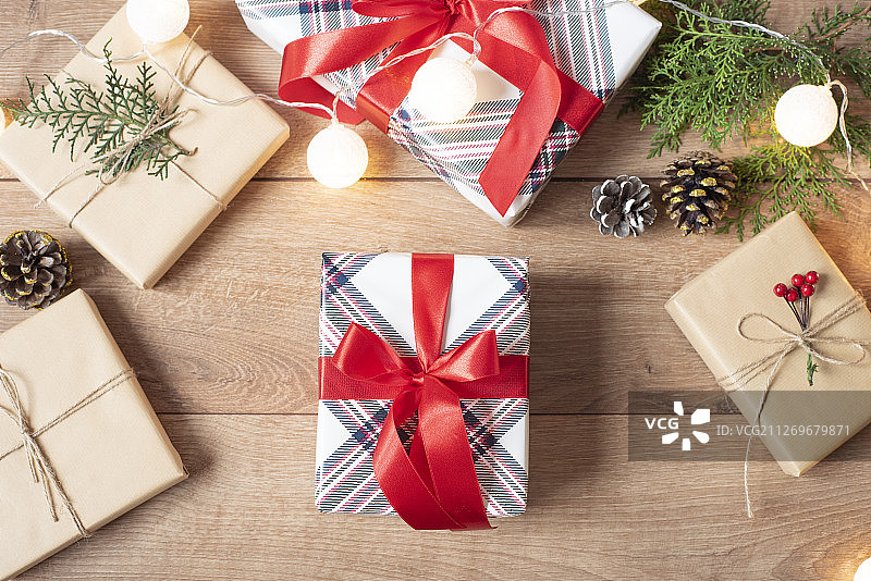 木桌上的圣诞礼物图片素材