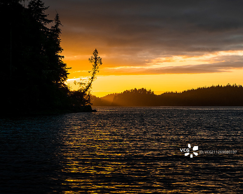 加拿大布劳顿群岛日落时分的坎贝尔河图片素材