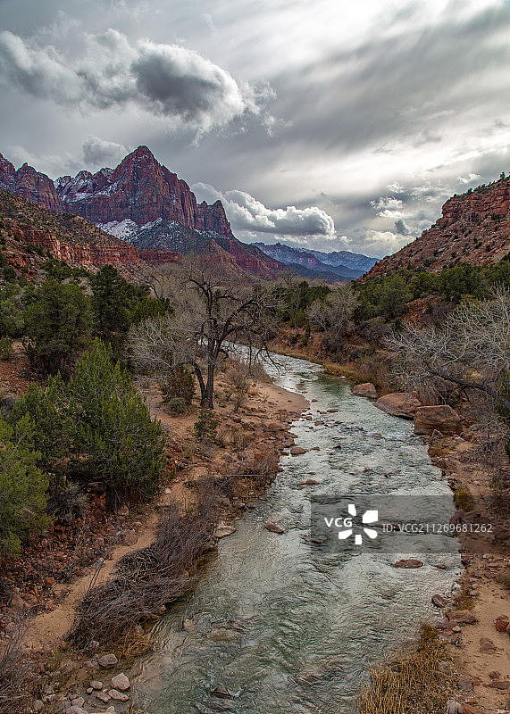 美国犹他州希尔代尔的山间河流图片素材