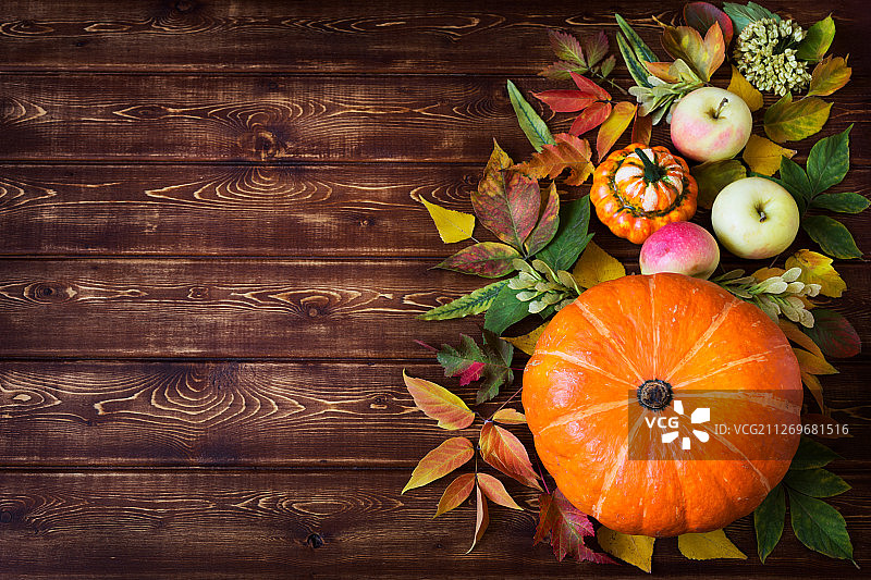 木头上的南瓜、苹果和秋叶图片素材