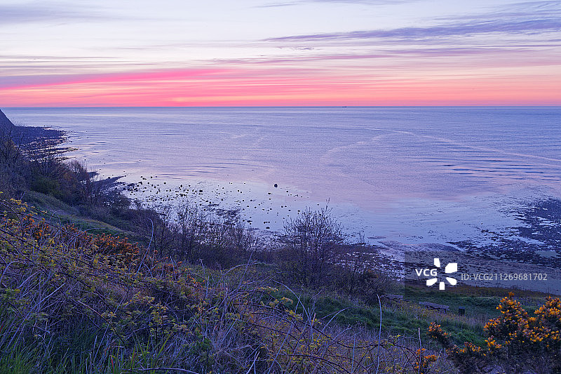 日出时分的海岸线，罗宾汉湾，北约克郡，斯卡伯勒，英国图片素材