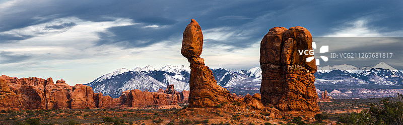 美国犹他州拱门国家公园平衡石景观图片素材