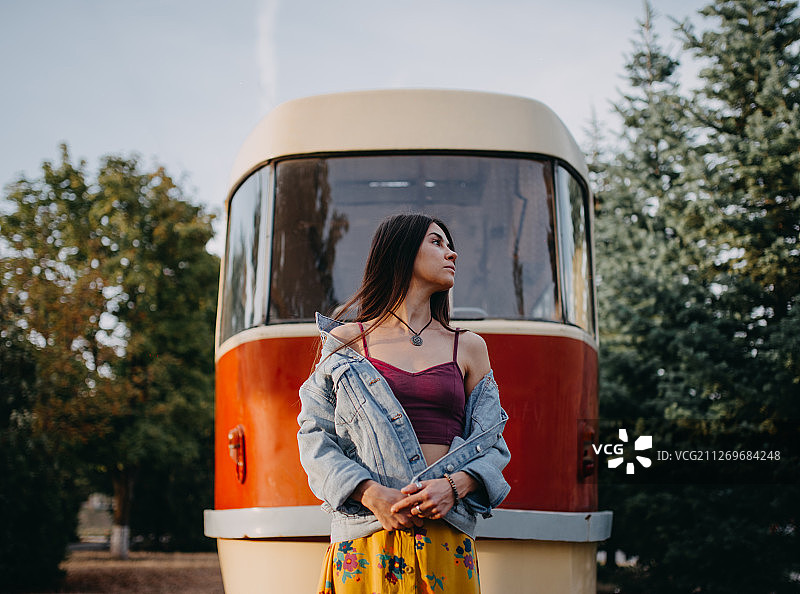 站在铁路车厢前的年轻女人图片素材