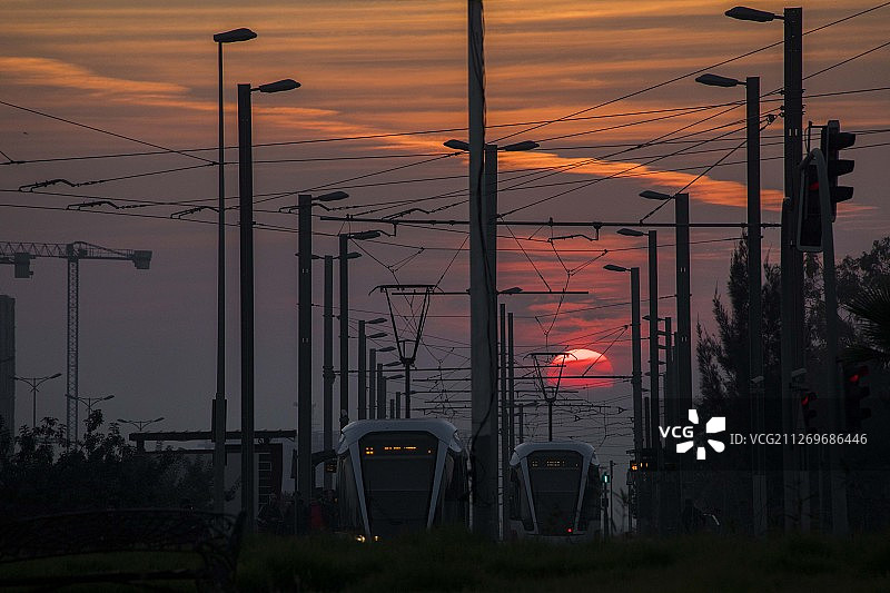 阿尔及利亚奥兰日落时的有轨电车图片素材