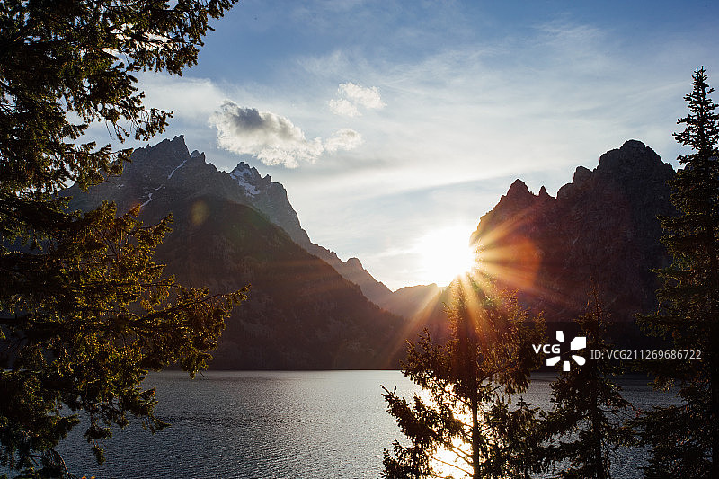 美国怀俄明州大提顿国家公园日落时分的珍妮湖图片素材