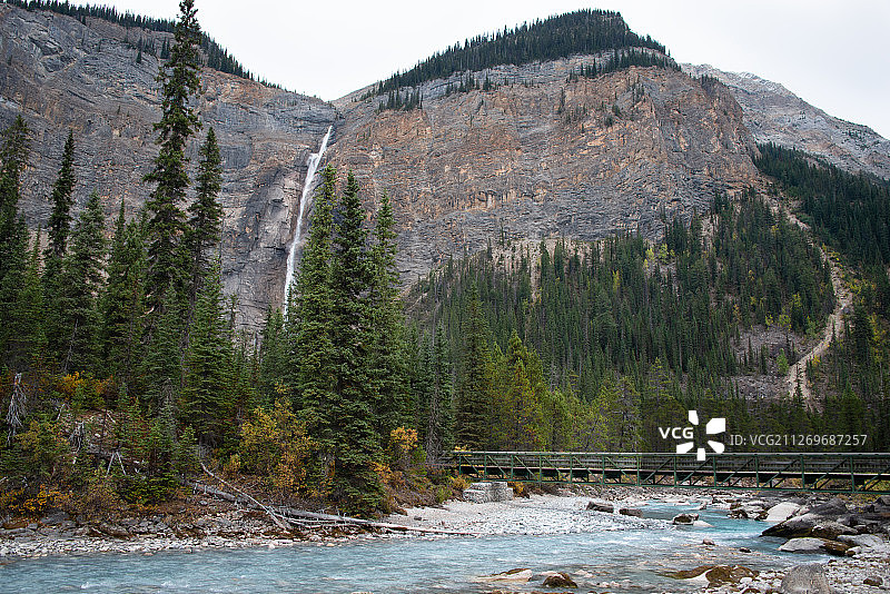 加拿大不列颠哥伦比亚省幽鹤国家公园塔卡考瀑布风光图片素材