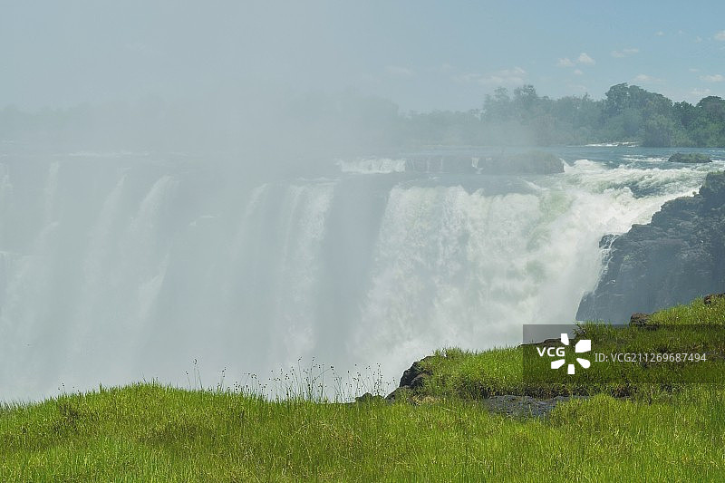 津巴布韦维多利亚瀑布上的薄雾图片素材