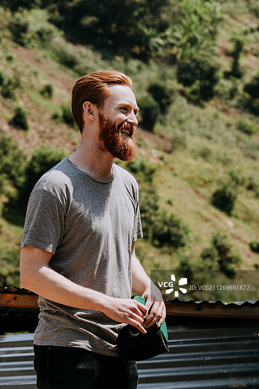 微笑的男人肖像，卢旺达，吉塔拉马图片素材