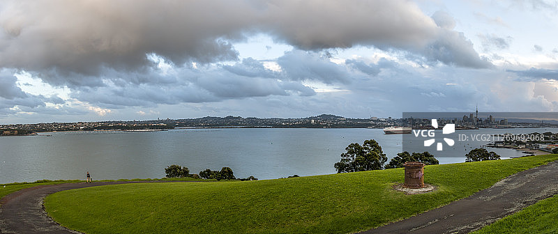 奥克兰城市日落，从新西兰北角德文波特眺望图片素材