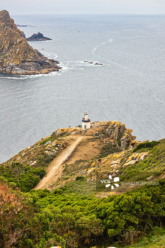 西班牙西埃斯群岛悬崖上的灯塔图片素材