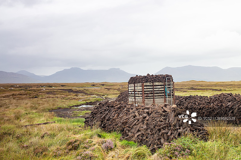 爱尔兰坎特克沼泽的草皮收割图片素材