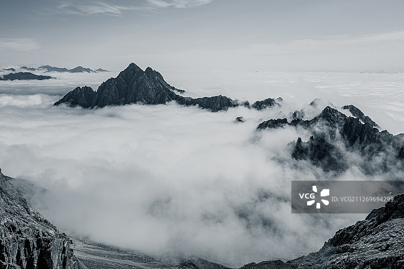 奥地利特里施塔赫云雾缭绕的高山图片素材