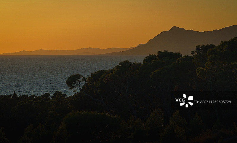 日落时的海与山图片素材