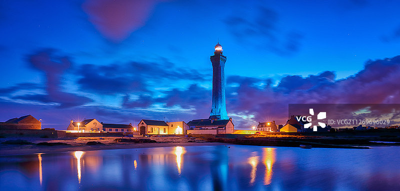 法国吉尔维内克灯塔与水面倒影图片素材