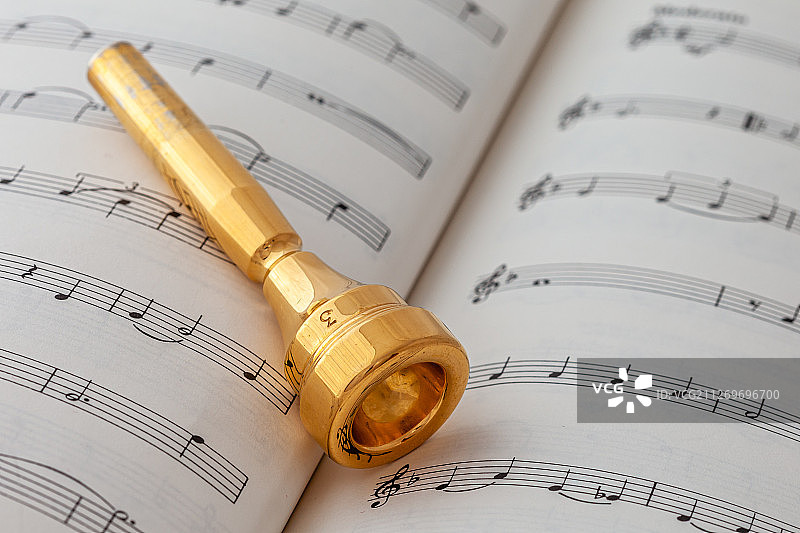 乐谱上的喇叭吹嘴图片素材