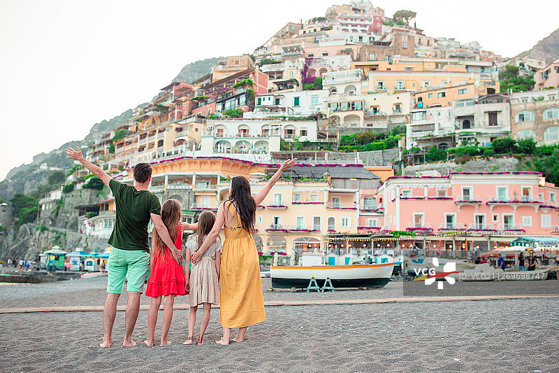 在意大利波西塔诺海滩的一家四口图片素材