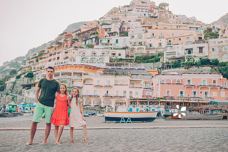 在意大利阿马尔菲海岸波西塔诺海滩上合影的全家福图片素材