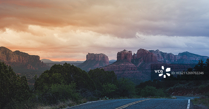 亚利桑那州塞多纳附近沙漠公路上的日出图片素材