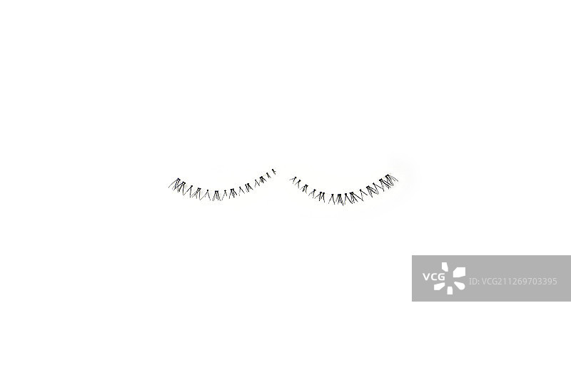 白色背景上的黑色假睫毛图片素材