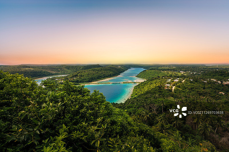 棕榈树林中的蓝色泻湖图片素材