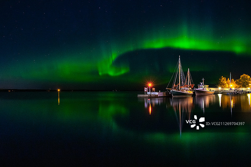 芬兰坦佩雷的绿色极光图片素材