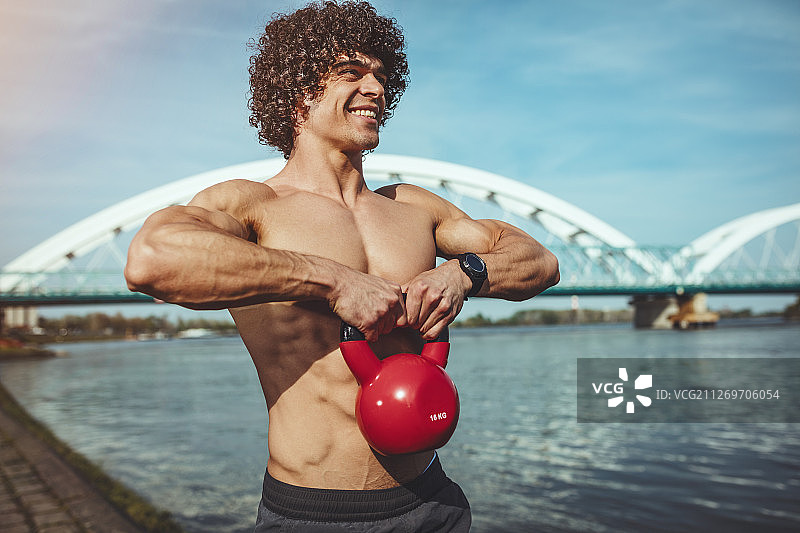 健壮的男人在做运动图片素材