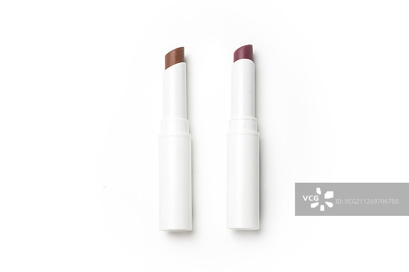 白色背景上的珊瑚红粉色口红图片素材