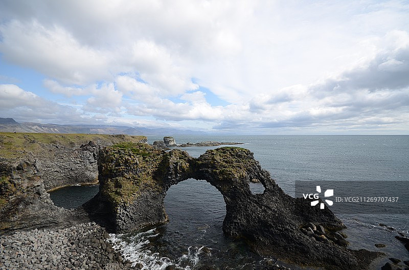 冰岛岩层与大海上的多云天空图片素材