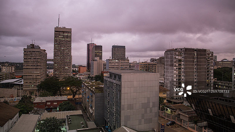 科特迪瓦阿比让高原的城市上空的阴天图片素材