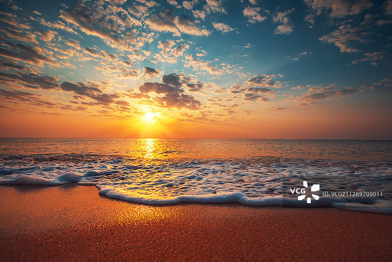 多云的海面和海滩日出图片素材