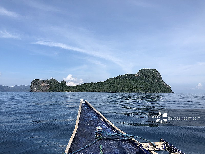 从船头看绿色的岩石小岛图片素材