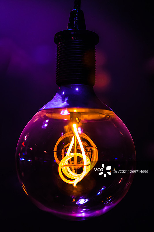 夜晚燃烧的灯泡图片素材