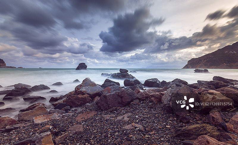 阴天下的海洋长曝光图像图片素材