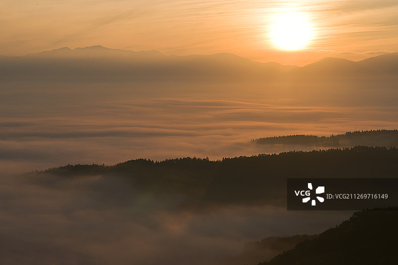日落时分的雾中山景图片素材