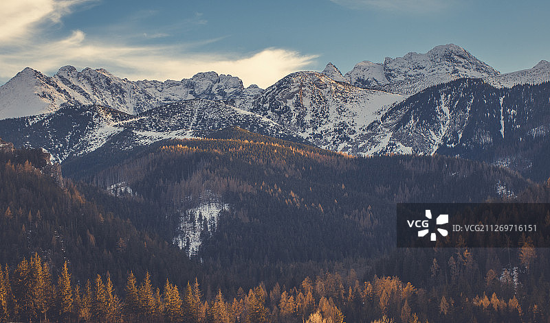 波兰高塔特拉山日落时分的秋季山景图片素材