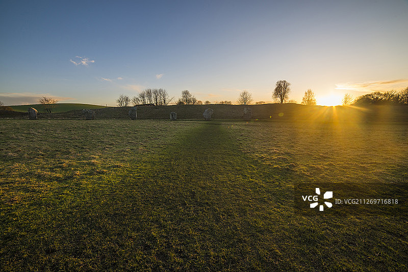 英国埃夫伯里日出时分的巨石阵图片素材