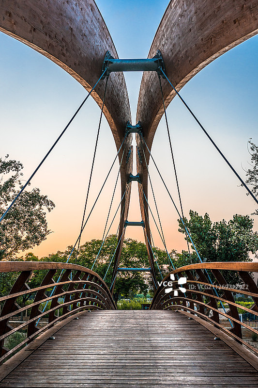 河流上的悬索桥图片素材