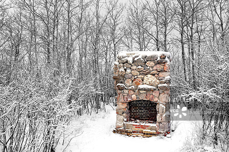 加拿大阿尔伯塔省科克伦森林中的石头烟囱图片素材
