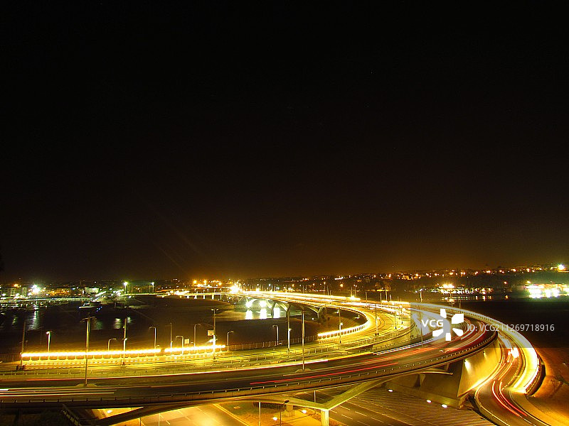 夜晚摩洛哥拉巴特灯火通明的城市景象图片素材